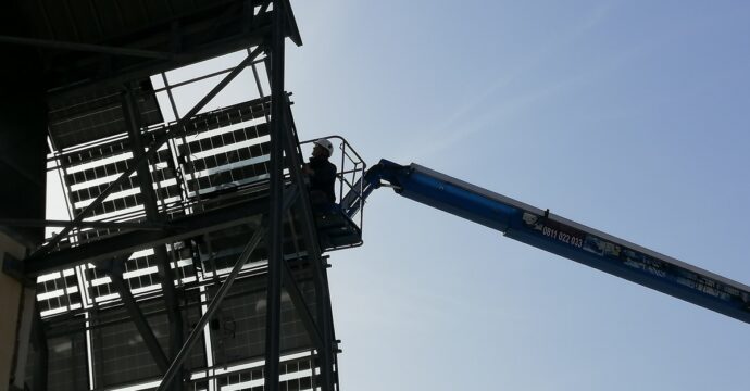 La pose des panneaux photovoltaïques est une prouesse technique sur la façade incurvée du B419