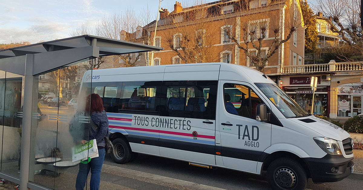 Le bus du TaD agglo garé devant la gare de Tulle