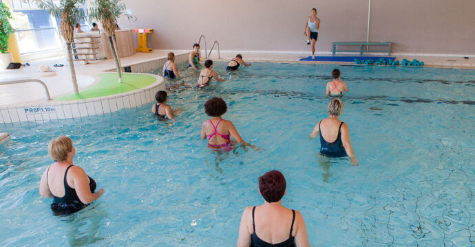 un cours d'aqua fitness dans un bassin du centre aqua