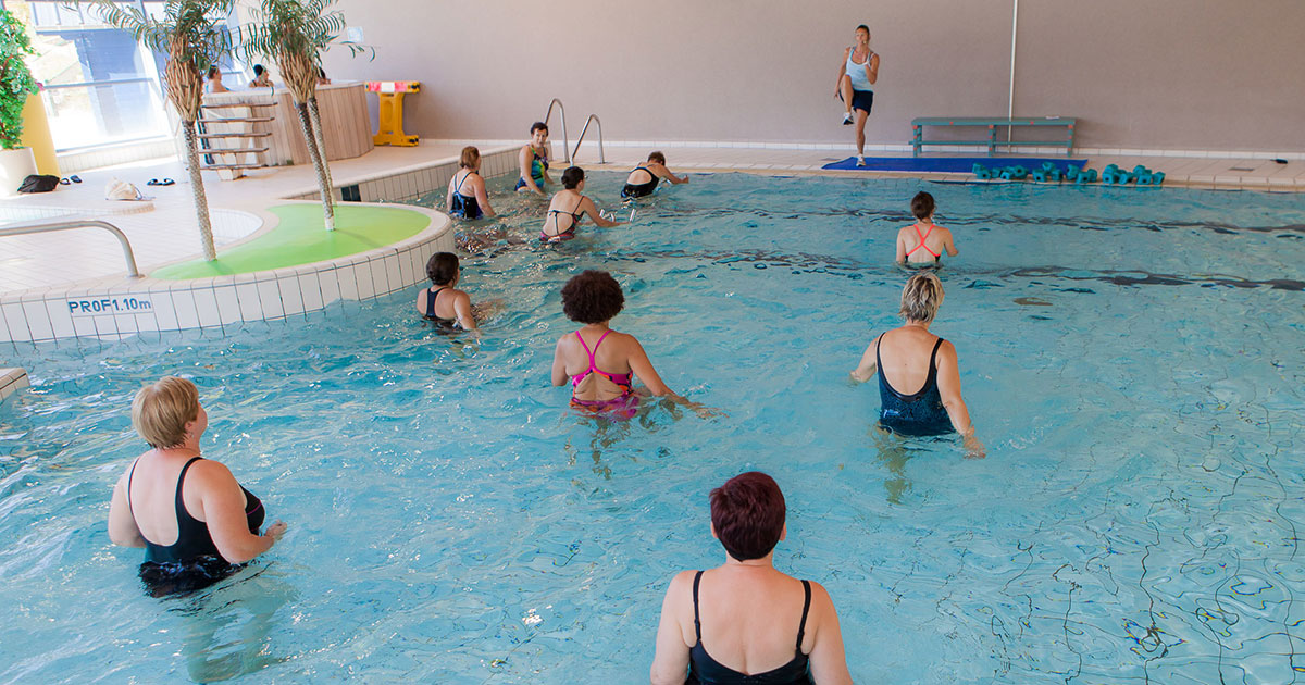 un cours d'aqua fitness dans un bassin du centre aqua