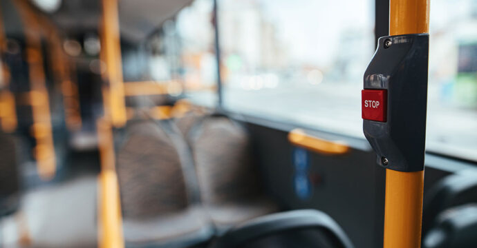 Photo d'un bouton d'arrêt à l'intérieur d'un bus.