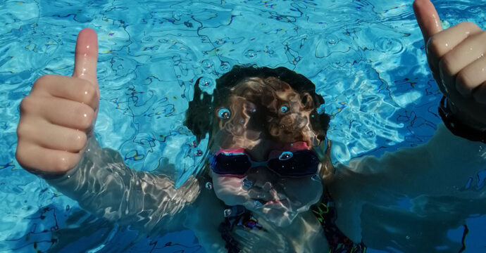 Enfant heureux dans une piscine.