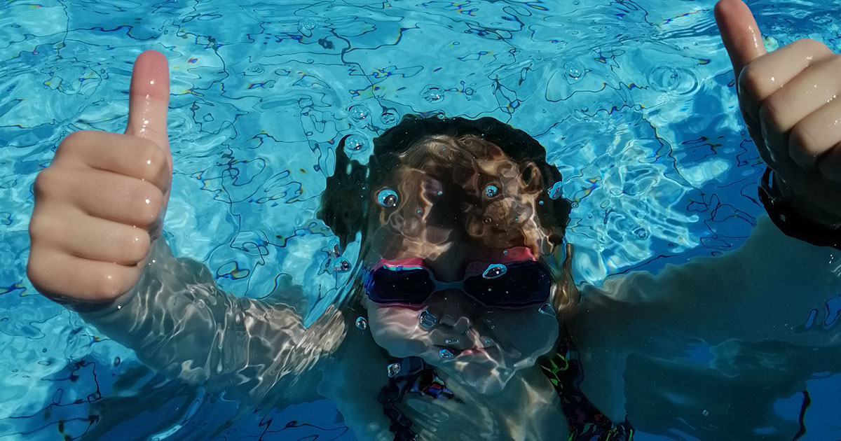 Enfant heureux dans une piscine.