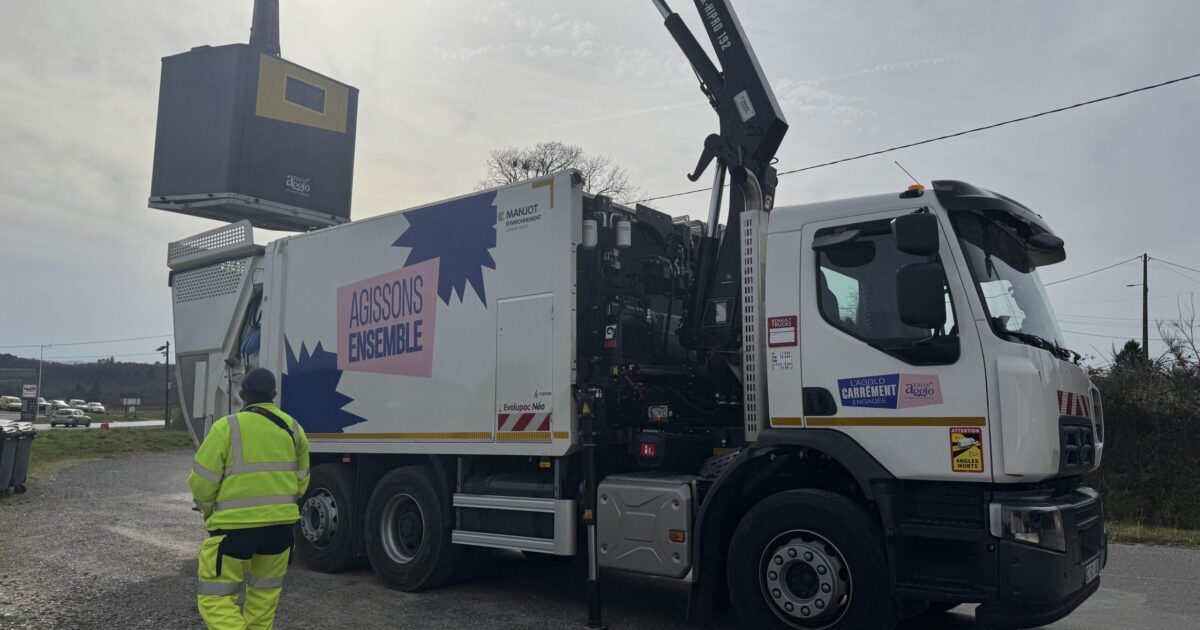 Collecte d'une colonne à emballages avec un camion grue
