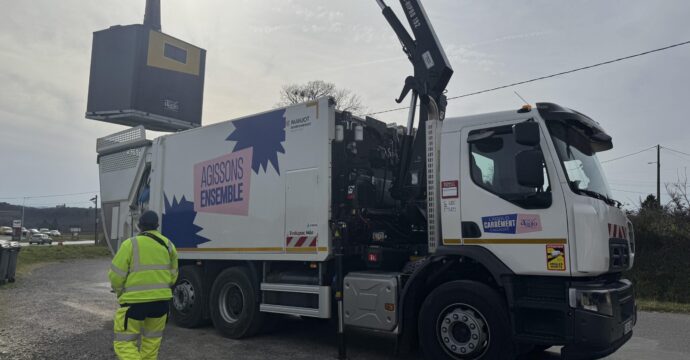 Collecte d'une colonne à emballages avec un camion grue